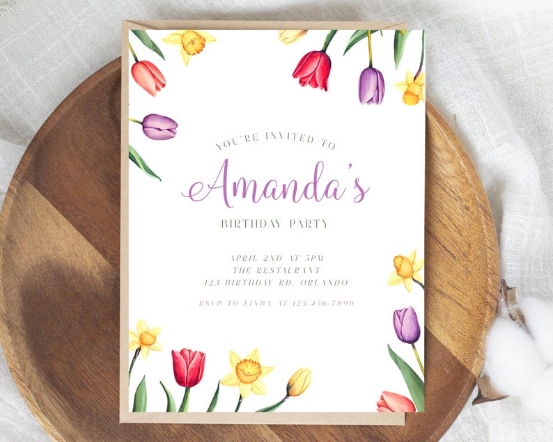 Puede incluir: Una tarjeta de invitaci&oacute;n blanca con un borde floral morado. El texto dice "Est&aacute;s invitado a la fiesta de cumplea&ntilde;os de Amanda" con la fecha, la hora, la ubicaci&oacute;n y la informaci&oacute;n de RSVP a continuaci&oacute;n.