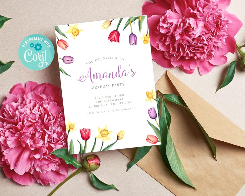 Puede incluir: Una tarjeta de invitaci&oacute;n blanca con un borde floral de narcisos amarillos y tulipanes morados y rojos. El texto de la tarjeta dice "Est&aacute;s invitado a la fiesta de cumplea&ntilde;os de Amanda".