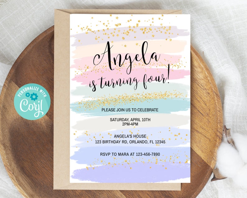 Pode incluir: Um convite de anivers&aacute;rio em cores pastel com detalhes de glitter dourado. O convite diz "Angela faz quatro anos!" e inclui os detalhes da festa, como a data, a hora e o local.