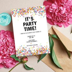 Pode incluir: Um convite de festa branco com confetes coloridos e o texto "IT'S PARTY TIME!" em preto. O convite inclui detalhes do evento e &eacute; rodeado por pe&oacute;nias cor-de-rosa e um envelope castanho.