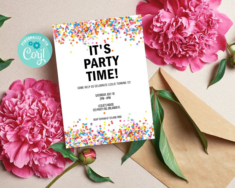 Pode incluir: Um convite de festa branco com confetes coloridos e o texto "IT'S PARTY TIME!" em preto. O convite inclui detalhes do evento e &eacute; rodeado por pe&oacute;nias cor-de-rosa e um envelope castanho.