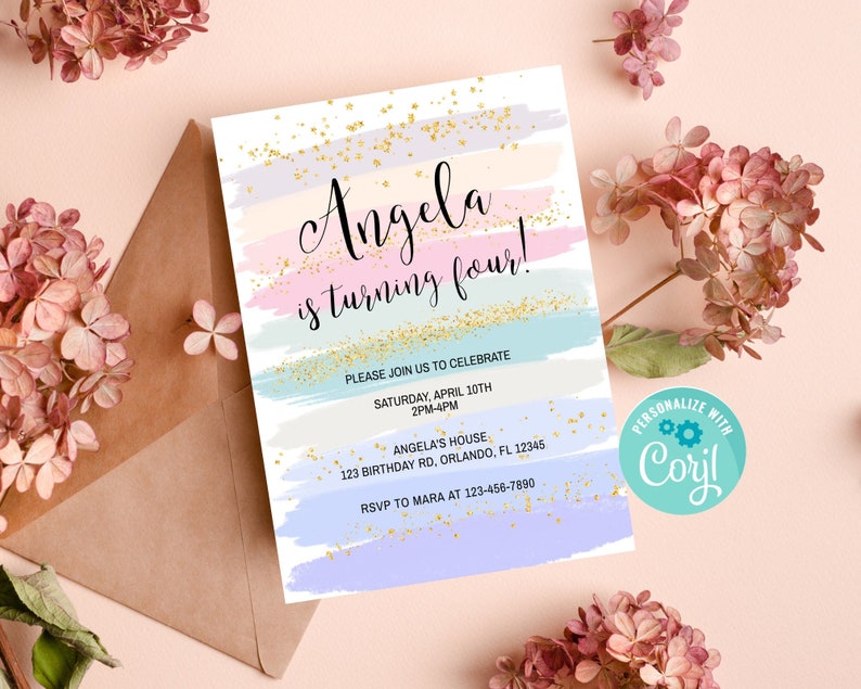 Pode incluir: Um convite de anivers&aacute;rio em aquarela em tons pastel rosa, azul e roxo com glitter dourado. O convite diz "Angela est&aacute; fazendo quatro anos!" e inclui os detalhes da festa, como a data, a hora e o local. O convite &eacute; personalizado com o nome "Coril".
