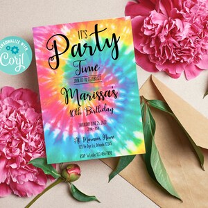 Może przedstawiać: Kolorowe zaproszenie na przyjęcie urodzinowe z okazji 10. urodzin. Zaproszenie zawiera tekst "It's Party Time" i "Marissa's 10th Birthday". Zaproszenie jest ozdobione wzorem tie-dye w odcieniach r&oacute;żowego, niebieskiego, zielonego i ż&oacute;łtego.