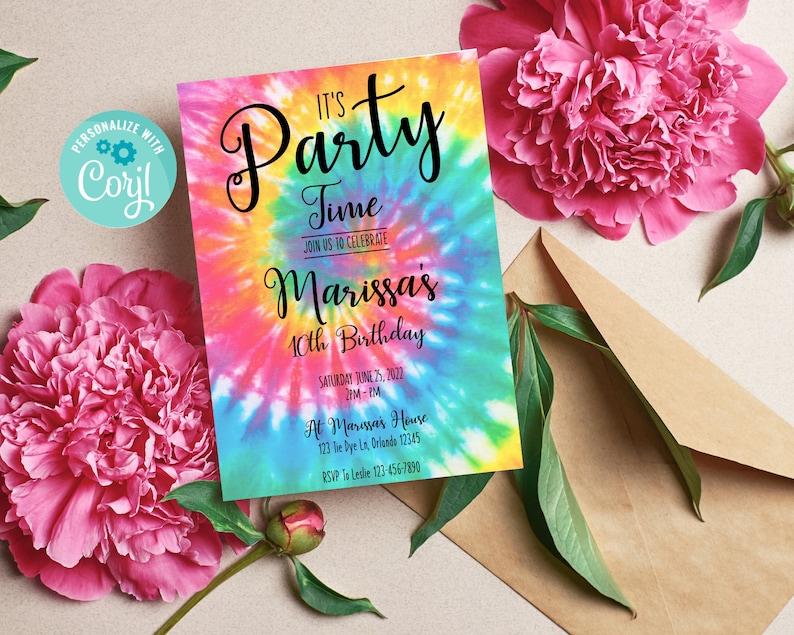 Może przedstawiać: Kolorowe zaproszenie na przyjęcie urodzinowe z okazji 10. urodzin. Zaproszenie zawiera tekst "It's Party Time" i "Marissa's 10th Birthday". Zaproszenie jest ozdobione wzorem tie-dye w odcieniach r&oacute;żowego, niebieskiego, zielonego i ż&oacute;łtego.