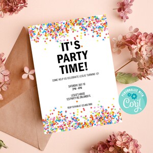 Pode incluir: Um convite de festa branco com confetes coloridos e o texto "IT'S PARTY TIME!" anunciando um 12&ordm; anivers&aacute;rio. O convite inclui a data, hora, local e informa&ccedil;&otilde;es de RSVP. O convite &eacute; rodeado por flores cor-de-rosa e um envelope castanho.