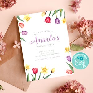 Puede incluir: Una tarjeta de invitaci&oacute;n blanca con un borde floral de narcisos amarillos y tulipanes rojos y morados. El texto de la tarjeta dice "Est&aacute;s invitado a la fiesta de cumplea&ntilde;os de Amanda" con la fecha y la hora de la fiesta que se enumeran a continuaci&oacute;n. La tarjeta tambi&eacute;n incluye el texto "Personaliza con Corjl".
