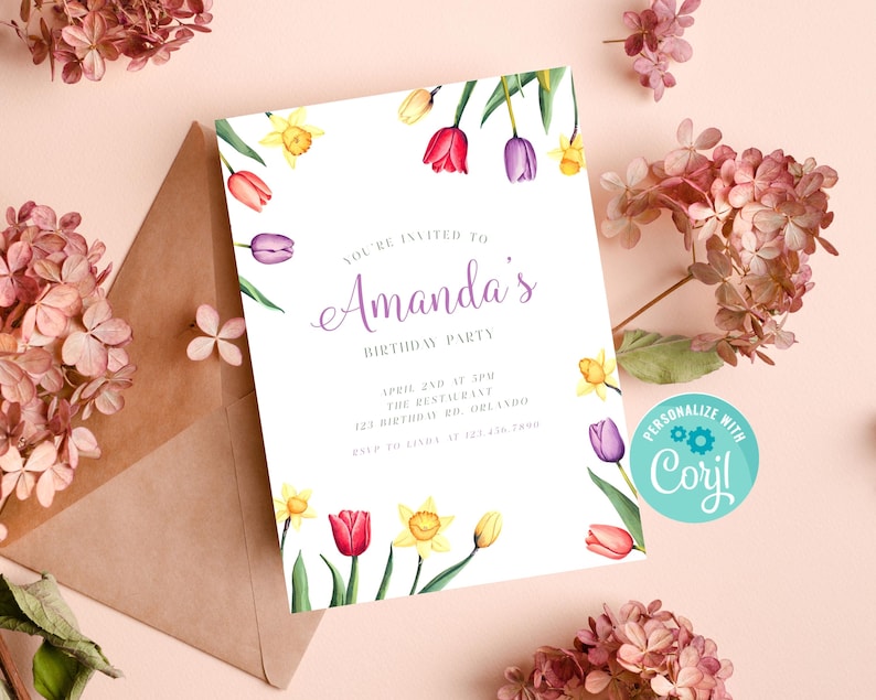 Puede incluir: Una tarjeta de invitaci&oacute;n blanca con un borde floral de narcisos amarillos y tulipanes rojos y morados. El texto de la tarjeta dice "Est&aacute;s invitado a la fiesta de cumplea&ntilde;os de Amanda" con la fecha y la hora de la fiesta que se enumeran a continuaci&oacute;n. La tarjeta tambi&eacute;n incluye el texto "Personaliza con Corjl".