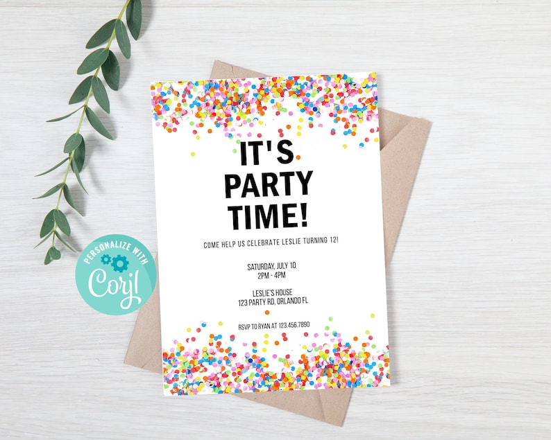 Pode incluir: Um cart&atilde;o de convite branco com confetes coloridos e o texto "IT'S PARTY TIME!". O cart&atilde;o inclui detalhes do evento: data, hora, local e informa&ccedil;&otilde;es RSVP. Um envelope castanho est&aacute; atr&aacute;s do cart&atilde;o.