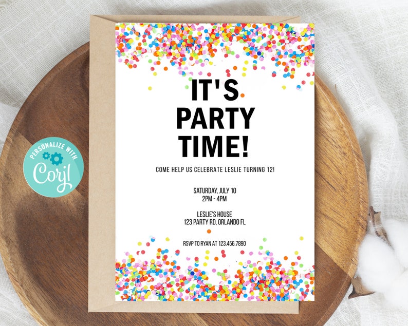 Pode incluir: Um convite para uma festa com o texto "IT'S PARTY TIME!" em letras grandes e pretas. O convite inclui detalhes para a festa de 12 anos de Leslie, com detalhes coloridos de confetes. O convite est&aacute; em um fundo branco com um envelope marrom.