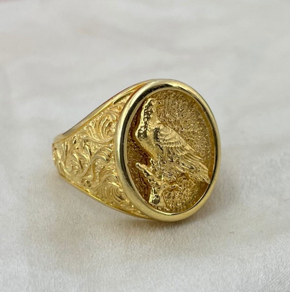 Wide 925 silver ring coated in 18K yellow gold with an eagle shape.