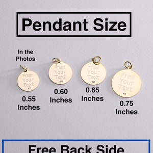 Op de afbeelding: Vier ronde hangers in goudkleur met de tekst "Free Your Text" en het nummer "925" op elk. De hangers worden getoond in verschillende maten: 0,55 inch, 0,60 inch, 0,65 inch en 0,75 inch. De tekst "Free Back Side Engrave" wordt weergegeven in een blauwe doos onder de hangers.