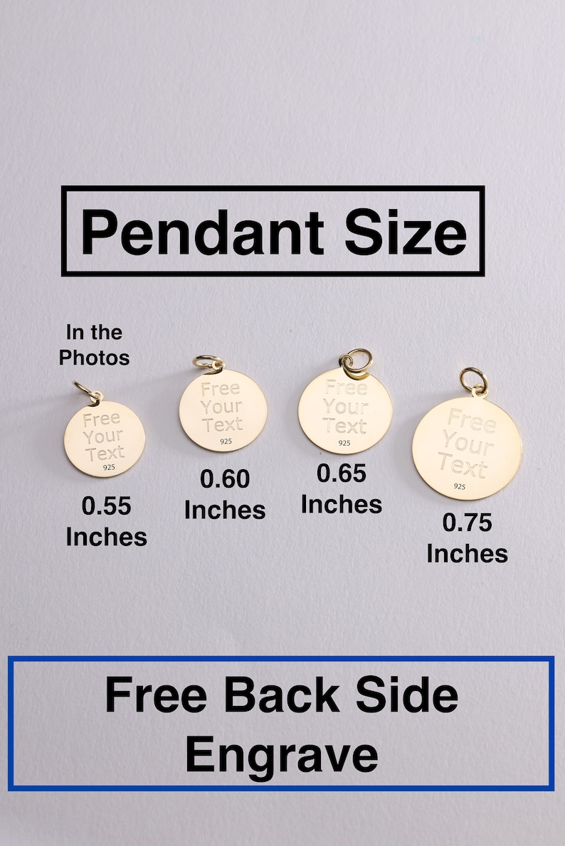 Op de afbeelding: Vier ronde hangers in goudkleur met de tekst "Free Your Text" en het nummer "925" op elk. De hangers worden getoond in verschillende maten: 0,55 inch, 0,60 inch, 0,65 inch en 0,75 inch. De tekst "Free Back Side Engrave" wordt weergegeven in een blauwe doos onder de hangers.