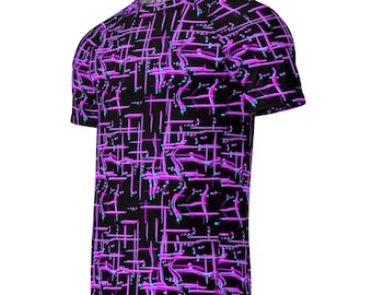Op de afbeelding: Zwart T-shirt met een neonroze en blauw abstract ontwerp. Het patroon bestaat uit elkaar kruisende lijnen en vormen, wat een dynamische en moderne esthetiek creëert. Het shirt is gemaakt van een zacht materiaal.