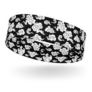 Può includere: Un cerchietto nero con un motivo a nuvole bianche. Il cerchietto è realizzato in un materiale morbido ed elastico, perfetto per allenarsi, correre o semplicemente tenere i capelli fuori dal viso.