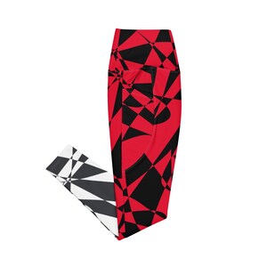 Peut inclure: Leggings rouges et noires avec un motif géométrique. Les leggings ont une taille haute et une coupe ajustée.