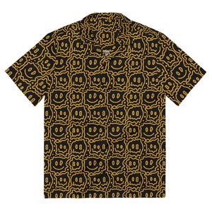 Puede incluir: Camisa negra de manga corta con un patrón repetido de caras sonrientes amarillas. La camisa tiene un cuello clásico y un corte relajado, adecuado para ropa informal. El diseño presenta una cuadrícula de caras estilizadas.