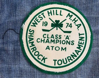 Trébol vintage West Hill M.H.A. Torneo 1974 Clase A Campeones ATOM Tela impresa y parche de fieltro