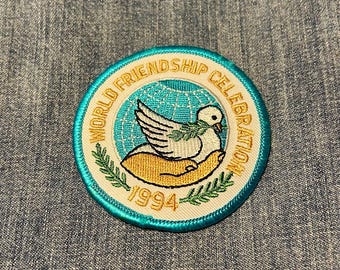 écusson vintage en tissu brodé « World Friendship Celebration 1994 »
