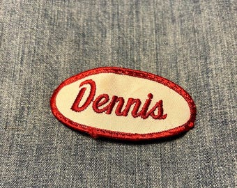 Écusson d'uniforme brodé « Dennis » vintage en tissu