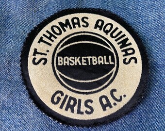 Vintage St. Thomas Aquinas Girls A.C. parche de tela impreso