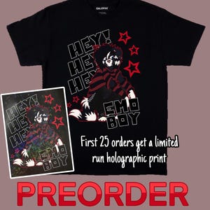 Könnte beinhalten: Schwarzes T-Shirt mit einem Aufdruck eines Comic-Charakters mit rot-schwarz gestreiften Klamotten, weißem Fell und dem Text "HEY! HEY! HEY! EMO BOY". Der Text "First 25 orders get a limited run holographic print" ist ebenfalls auf dem Shirt zu sehen. Das Shirt befindet sich auf einem rosa Hintergrund.