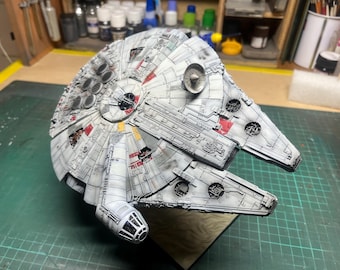 Modelo del Halcón Milenario a escala 1/144, listo para exhibir, con iluminación.