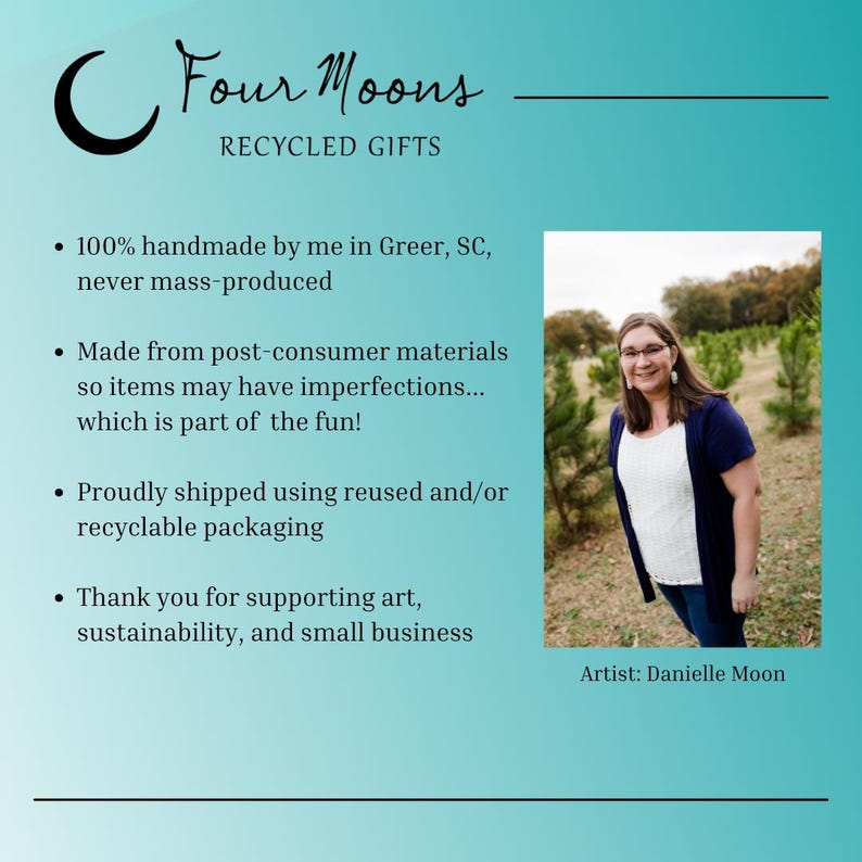 Op de afbeelding: Een turquoise informatieve afbeelding voor Four Moons Recycled Gifts met een maansikkel-logo, tekst over handgemaakte producten en een foto van kunstenaar Danielle Moon in een veld met kleine naaldbomen.