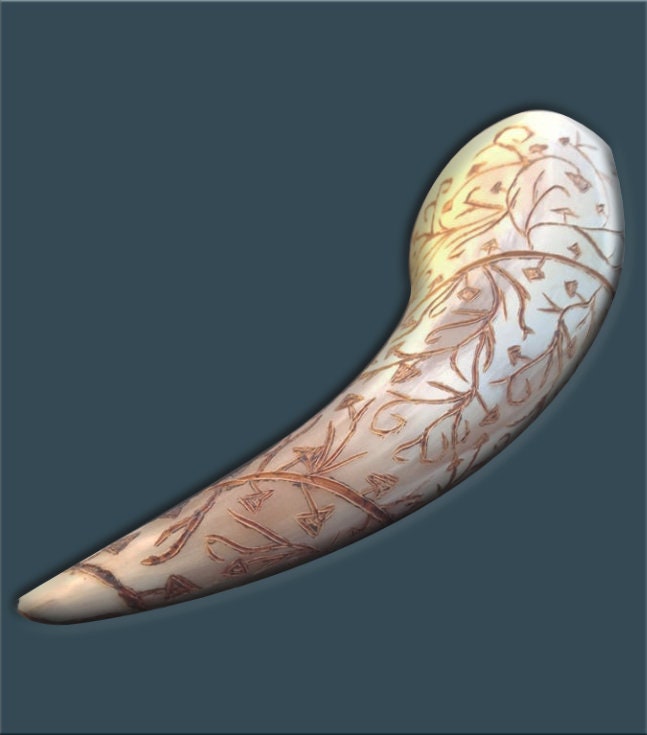 Corne à Boire Pyrogravée Main Motif Floral