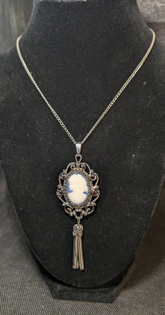 Silver tone uranium cameo necklace