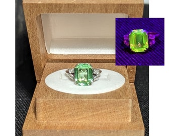 Vintage Sterling silver green uranium glass ring