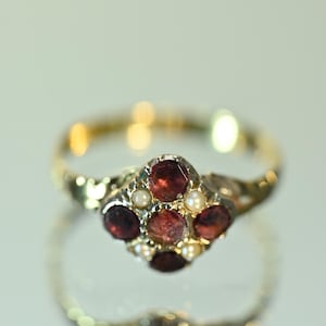 Goldring mit Granat und Perle aus Georgien