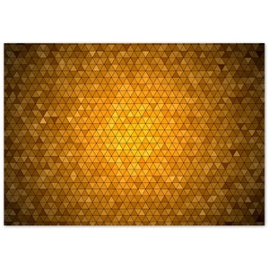Könnte beinhalten: Abstrakter Hintergrund mit einem Muster aus kleinen goldenen Dreiecken. Die Dreiecke sind in einem radialen Muster angeordnet, wodurch ein Gefühl von Tiefe und Bewegung entsteht. Der Hintergrund ist ein Farbverlauf in Gold, wobei der hellste Farbton in der Mitte und der dunkelste Farbton an den Rändern liegt.