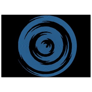 Può includere: Stampa artistica astratta con un design a spirale blu su sfondo nero. La spirale è composta da pennellate strutturate, creando una composizione dinamica. Un'opera d'arte moderna, adatta a vari ambienti.