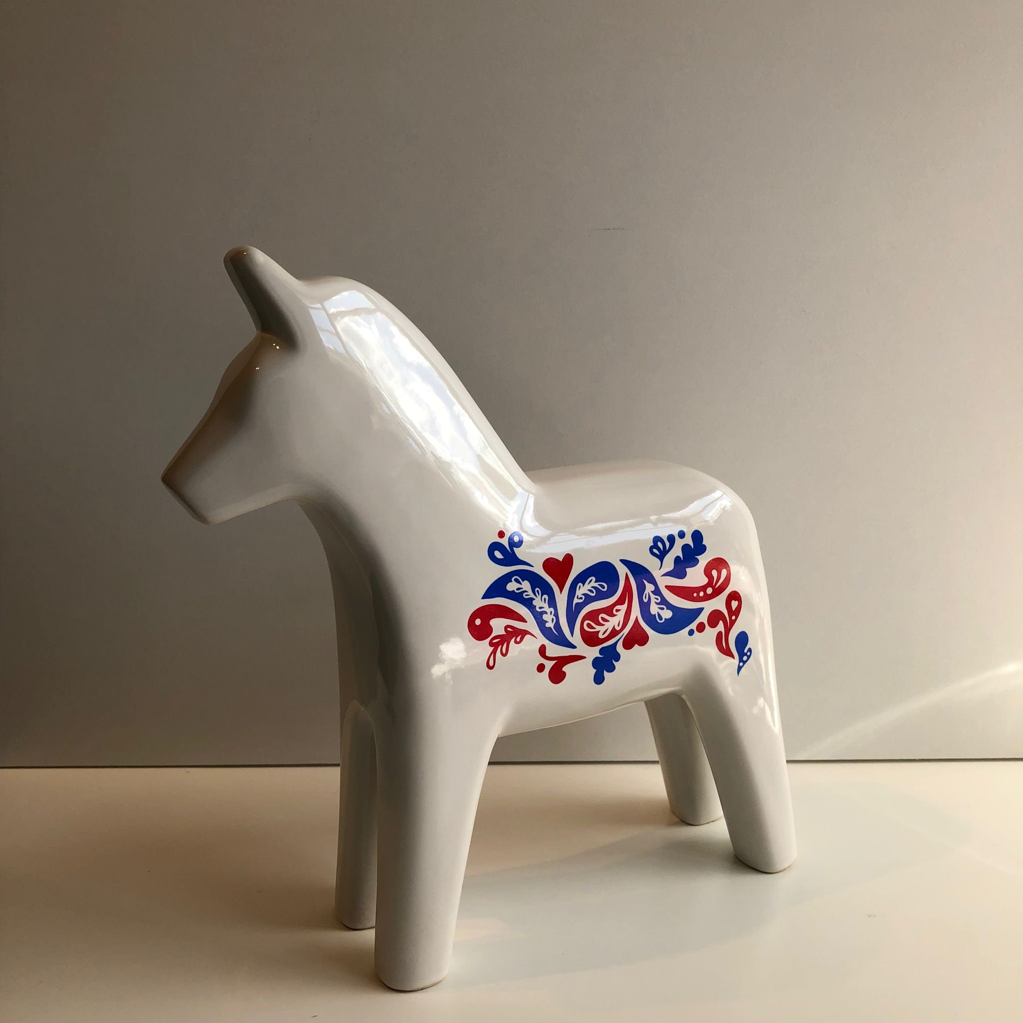 d*3様 ヴィンテージ 1995 IKEA Dilla 真鍮製時　エーレン・ヨハ Vintage IKEA White Ceramic Dala Horse 1990s With Blue & Red Design