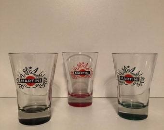 Ensemble de 3 verres à Martini vintage avec fond Martini rouge, vert et noir