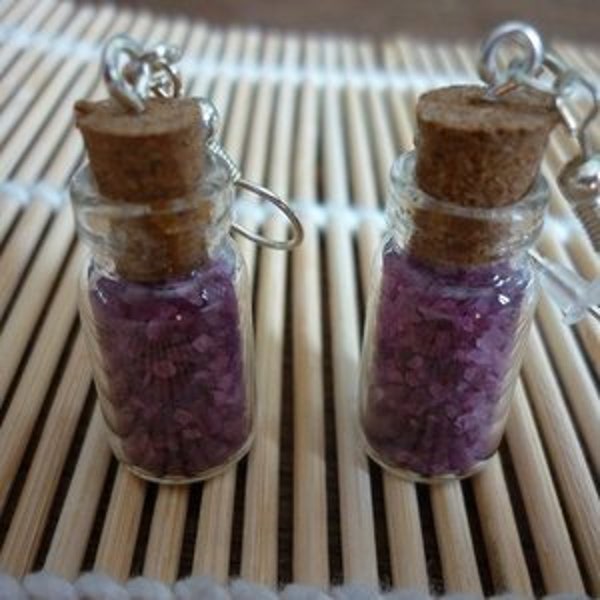 Boucles d'oreilles fioles verre, bouchon liège et sel cristalin violet