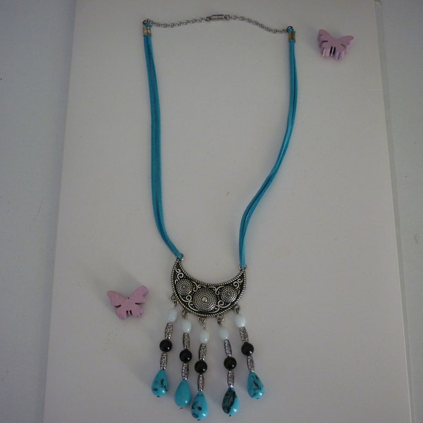 Collier plastron ethnique noir et turquoise.