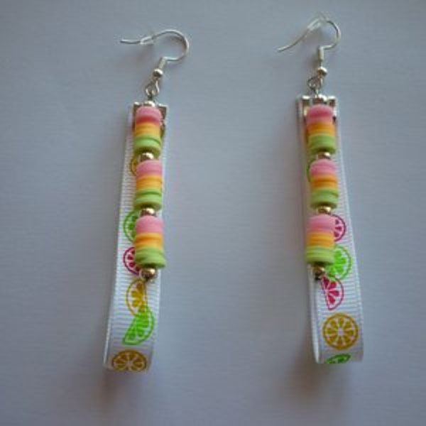 Boucles d'oreilles ruban avec des motifs argumes acidulés et perles Heishi fluo.