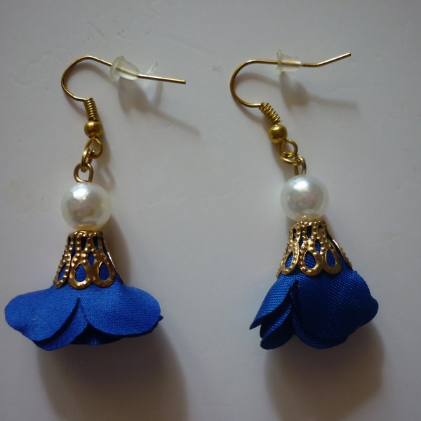 Boucles d'oreilles pompon tissu bleu nuit et perle nacré.