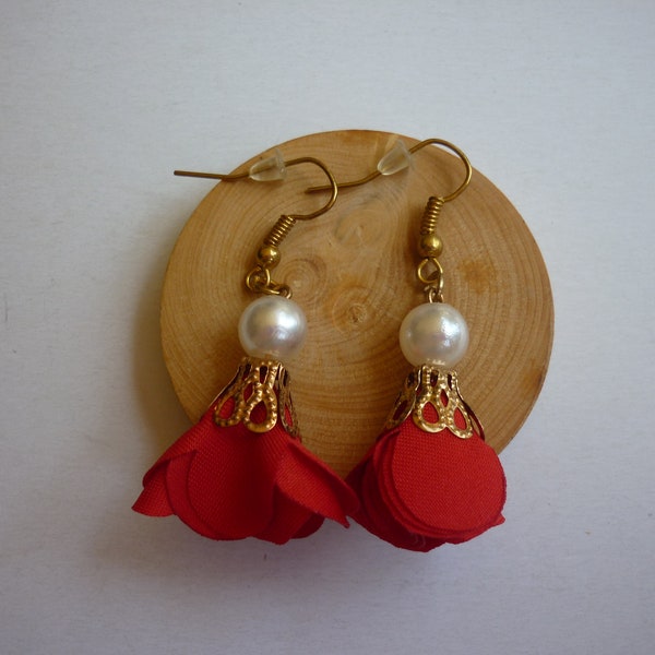 Boucles d'oreilles pompon tissu rouge et perle nacré.