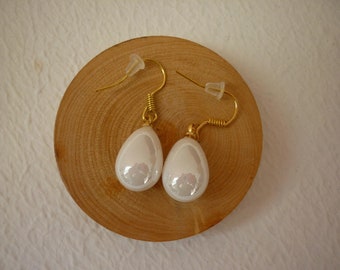 Boucles d'oreilles gouttes blanches.