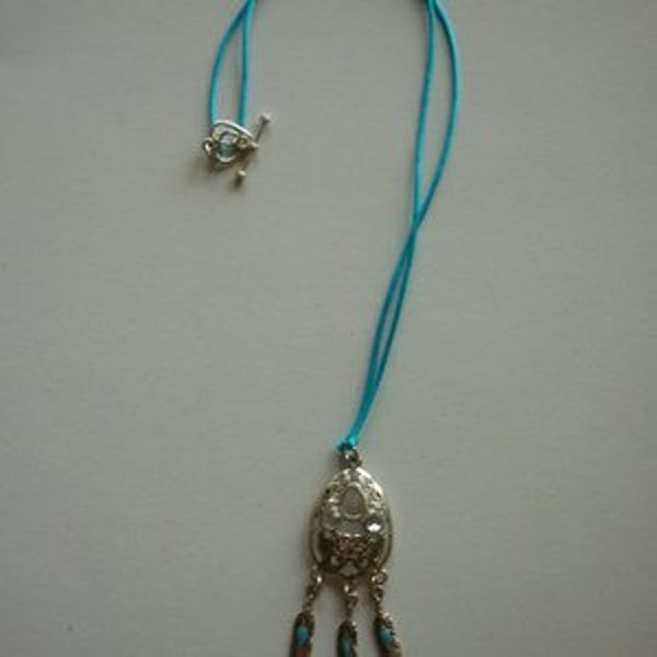 Collier Ethnique plumes métal argenté, turquoise.