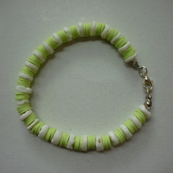 Bracelet perles Heishi blanches et vert anis.