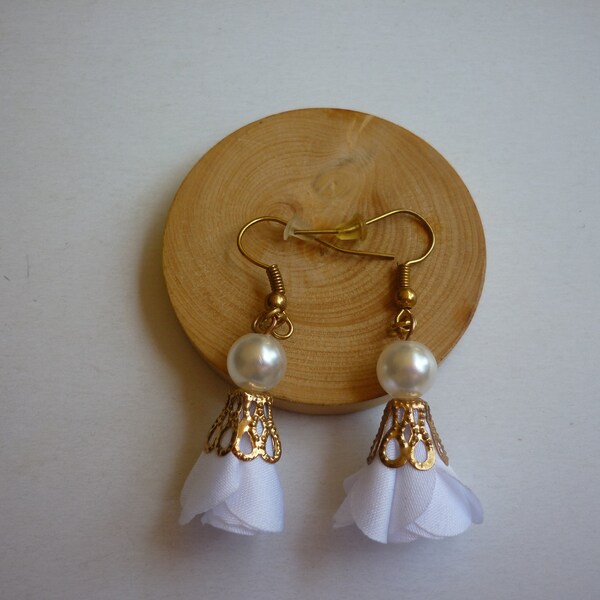 Boucles d'oreilles pompon tissu blanc et perle nacré.