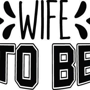 Puede incluir: Gráfico negro con las palabras "WIFE TO BE" en una fuente audaz y estilizada. El texto está en una fuente sans-serif con un elemento decorativo encima de la palabra "WIFE".