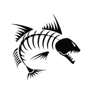 Pu&ograve; includere: Illustrazione in bianco e nero di uno scheletro di pesce. L'immagine mostra la struttura scheletrica di un pesce, con costole dettagliate, pinne e una bocca aperta minacciosa con denti affilati. Il design &egrave; su sfondo bianco.
