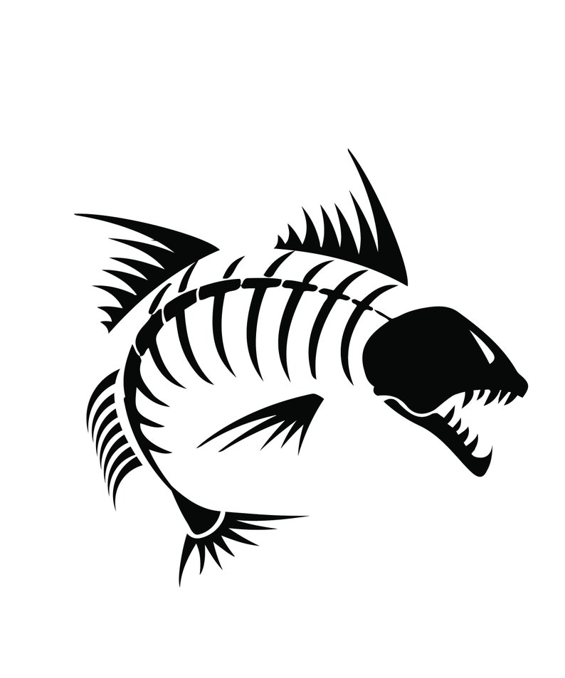 Pu&ograve; includere: Illustrazione in bianco e nero di uno scheletro di pesce. L'immagine mostra la struttura scheletrica di un pesce, con costole dettagliate, pinne e una bocca aperta minacciosa con denti affilati. Il design &egrave; su sfondo bianco.