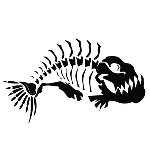 Pu&ograve; includere: Grafica in bianco e nero di uno scheletro di pesce. L'illustrazione mostra la struttura ossea dettagliata del pesce, tra cui la colonna vertebrale, le costole e il cranio, su sfondo bianco. Il design &egrave; semplice e audace.