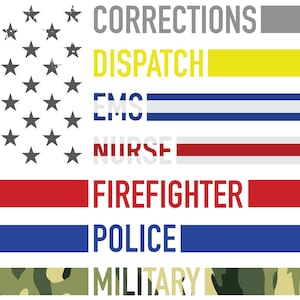 Può includere: Un design della bandiera americana con bordi usurati. Le stelle della bandiera sono grigie e le strisce sono sostituite da testo e colori che rappresentano varie professioni: Corrections, Dispatch, EMS, Nurse, Firefighter, Police e Military.