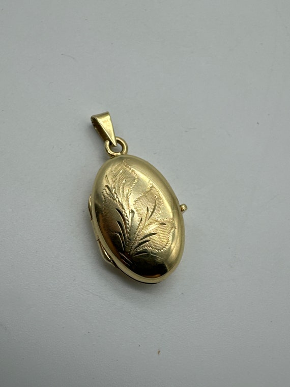Vintage 14k Yellow Gold Oval Etched Locket